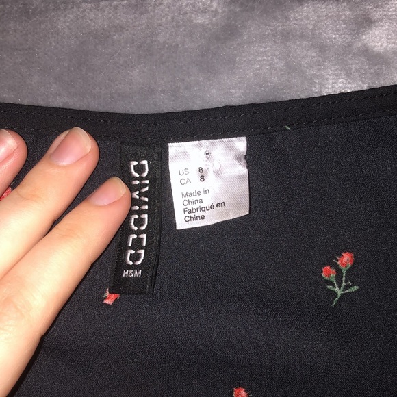 Black cropped blouse with roses from H&M size US 8 - Picture 3 of 3